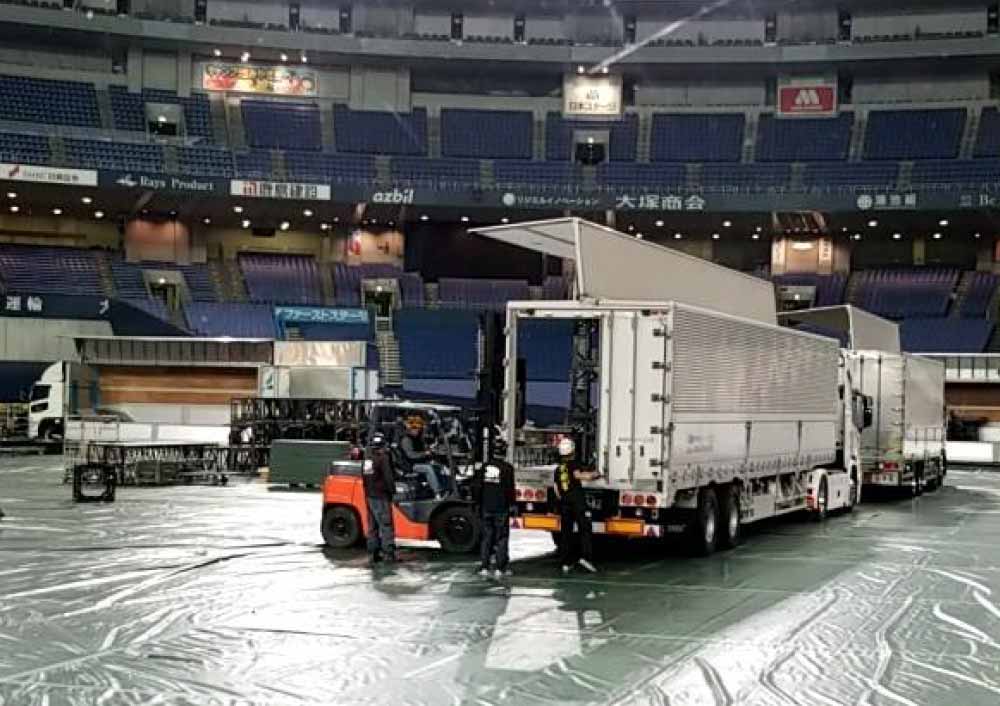 コンサート会場へ機材を搬入