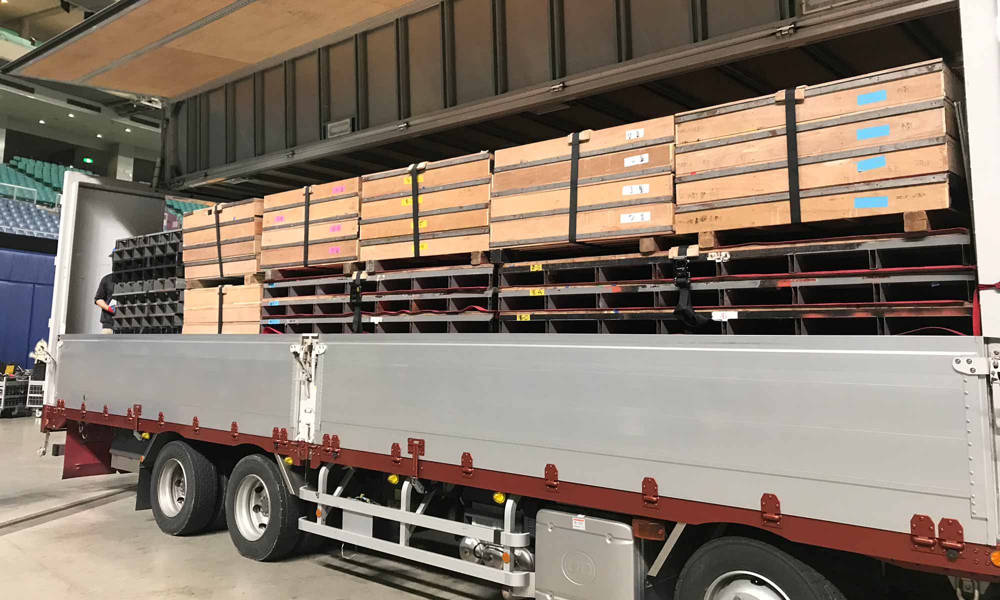 大型車両にて会場内へ搬入出作業